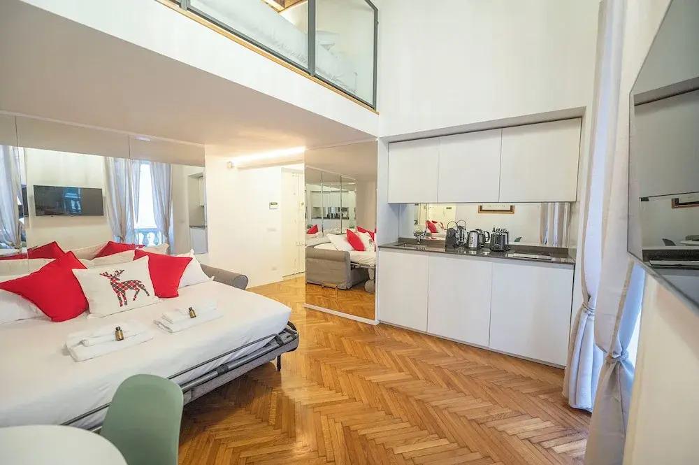 Spanish Steps Romantic Nest With Balcony