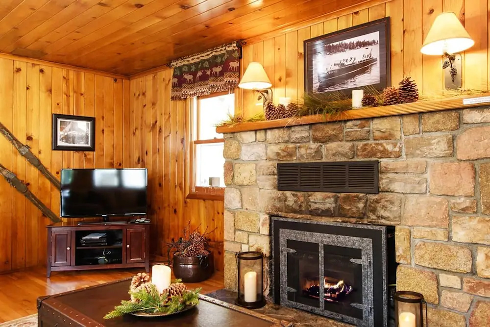 1545 West Lake Getaway - HOT Tub, Walk to Lake & Sunnyside