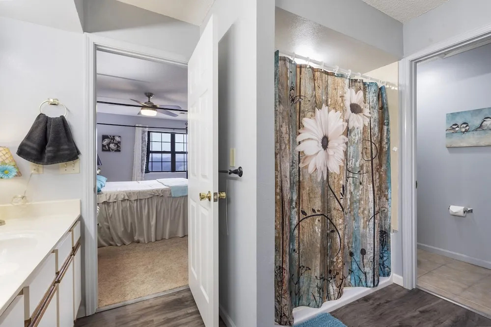 Jim and Roses Cozy Condo 15 Min to Downtown!
