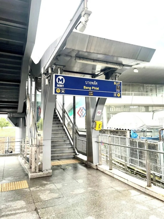 The Riski Hotel at Bangphlat Station SHA