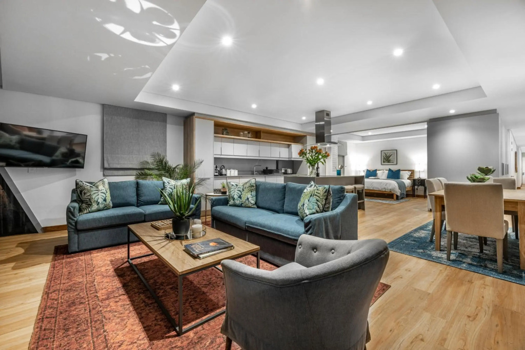 17 Marine, 2 Bedroom Sea-Facing Apt101