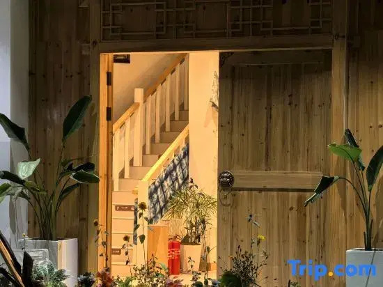 Mountain Whisper & Blooming Verse Scenic View Inn (Zhaoxing)