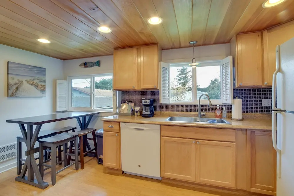 Charming Gold Beach Home < 1 Mi to Rogue River!