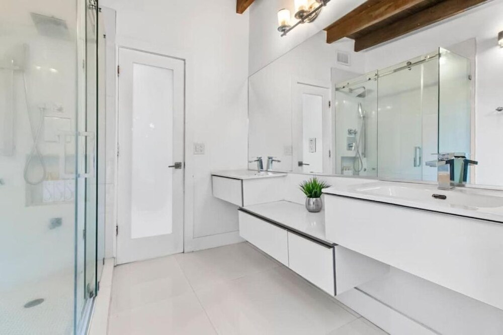 Luxury Miami Stay by Glam Homes