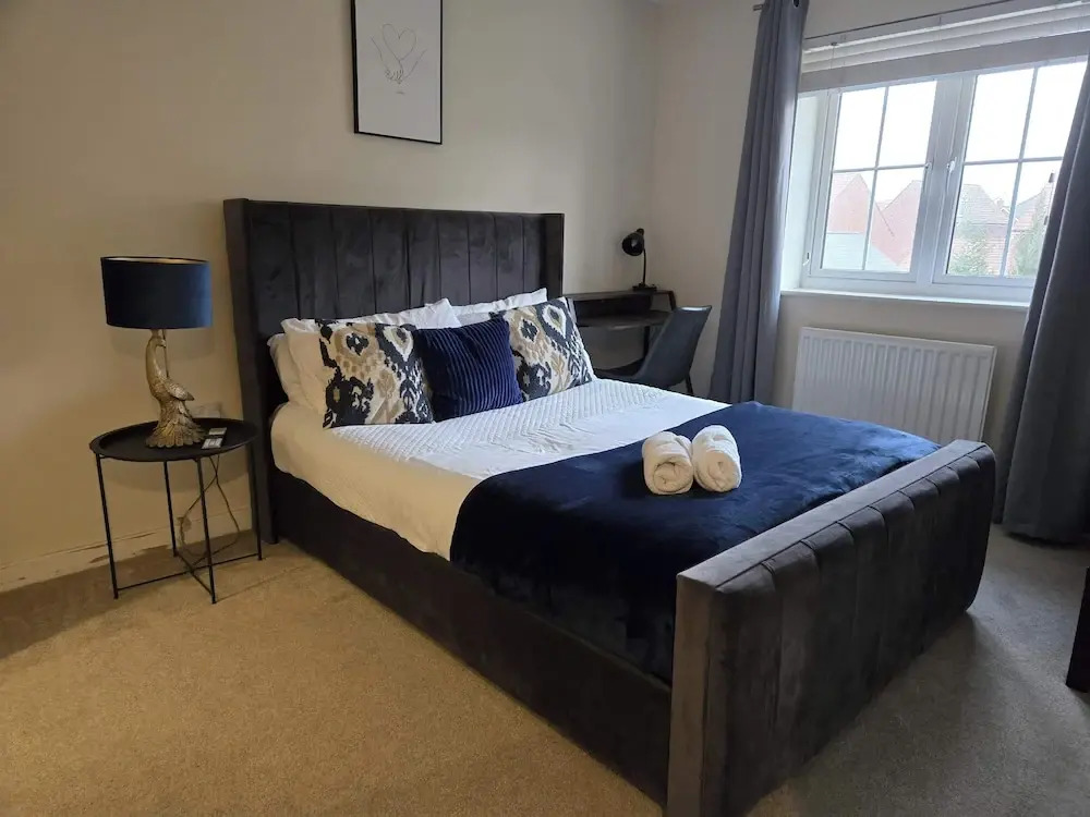 House - Sleeps 6 & Parking