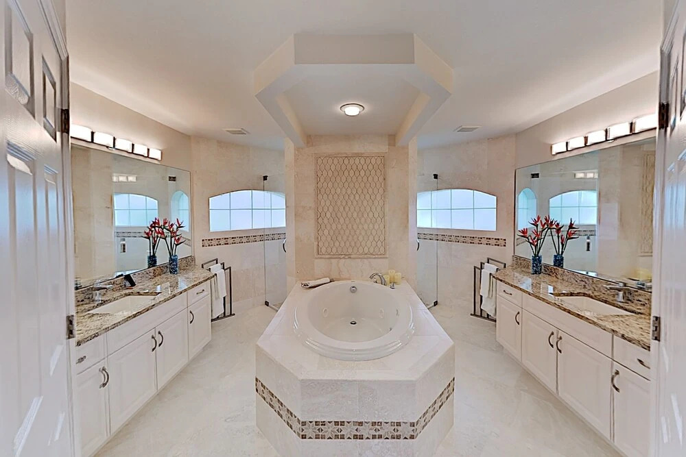 Tropical W/ Screened Lanai, Saltwater Pool 4 Bedroom Home