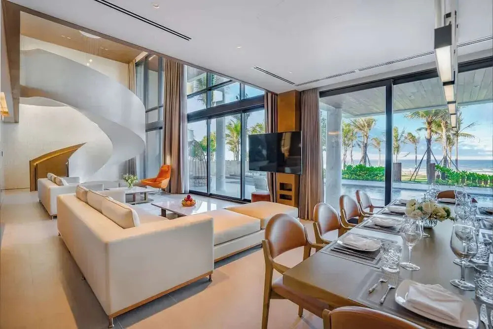 Golfers Paradise: Villa at World-class Course Edge