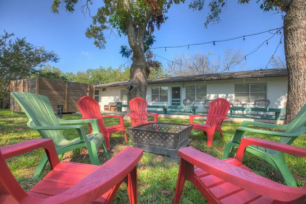 Stylish Home Lrg Yard W/games Grill Hot Tub