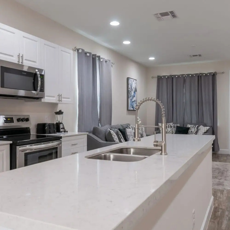 4449 Lovely 5BD For Your Family