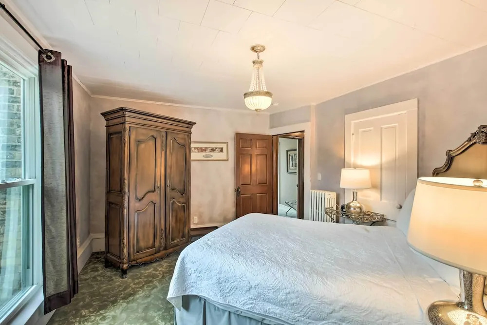 Dog-friendly Home w/ Balcony & Yard in Surgeon Bay