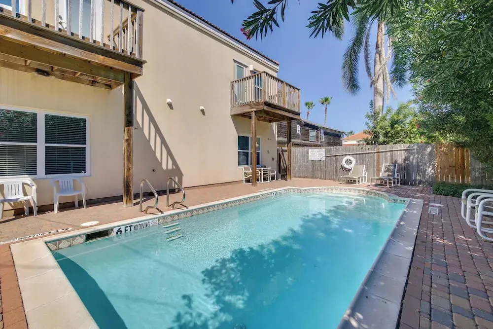 South Padre Island Condo w/ Shared Outdoor Pool!