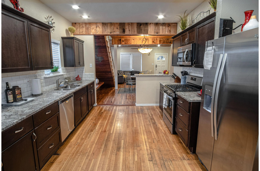 The Highland House 5BR Huge Patio 2 miles to DT
