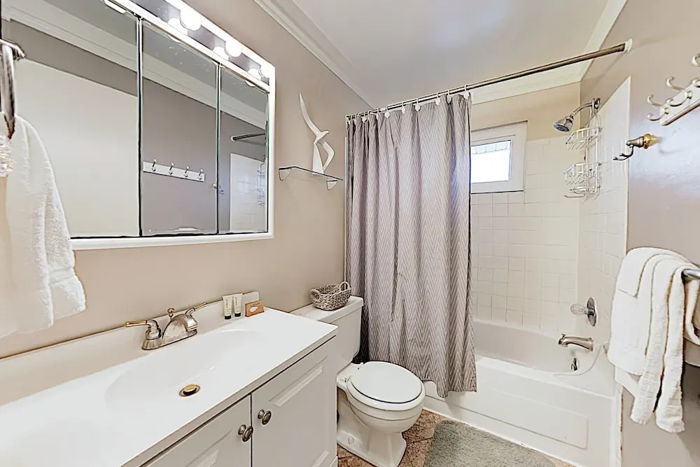 New Listing! Cozy Canal-side , Walk To Beach 2 Bedroom Condo