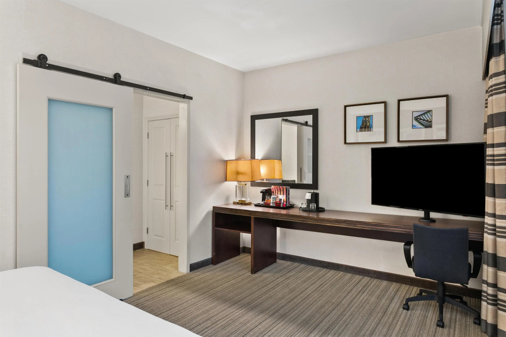 Sonesta Hotel Baltimore Inner Harbor