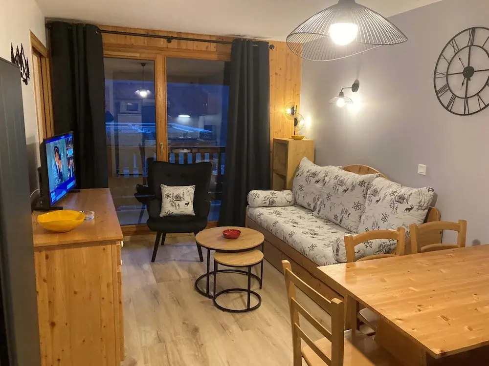 Alpine Apartment With Balcony
