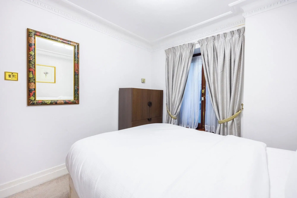 CARLTON COURT - MAYFAIR