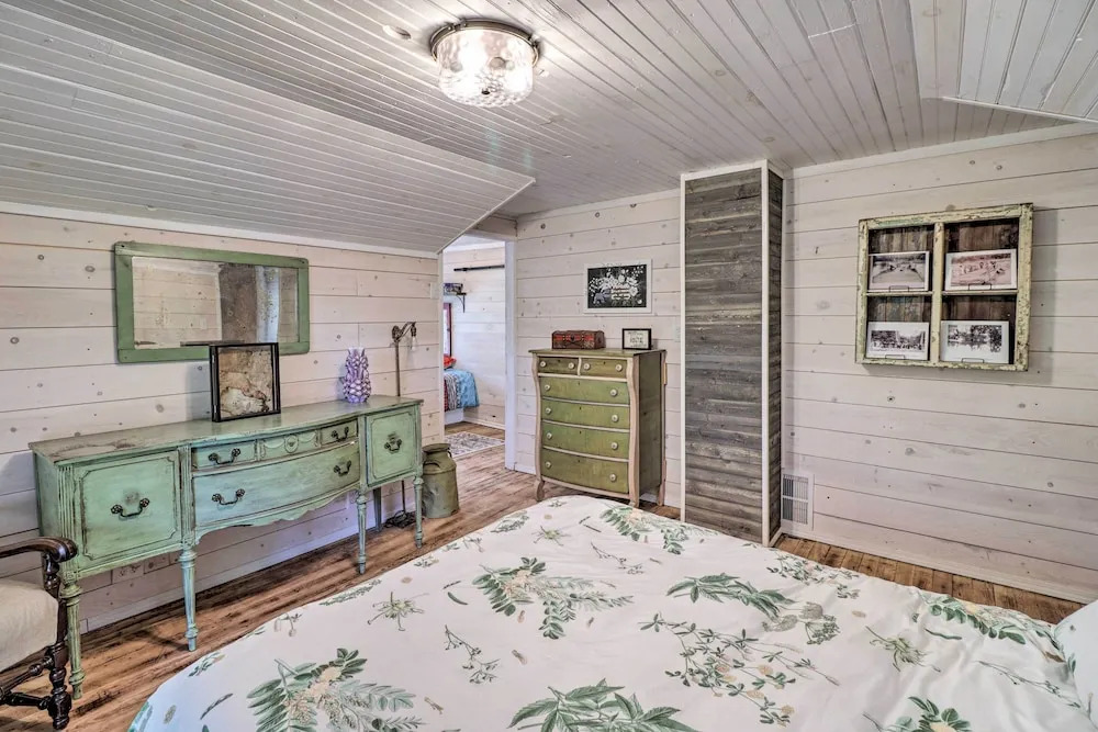 Country-chic Cotter Home w/ Outdoor Living Space!
