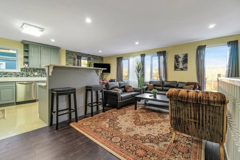 Comfy Queens Home - Just Minutes From Jfk Airport! 3 Bedroom Apts by Redawning