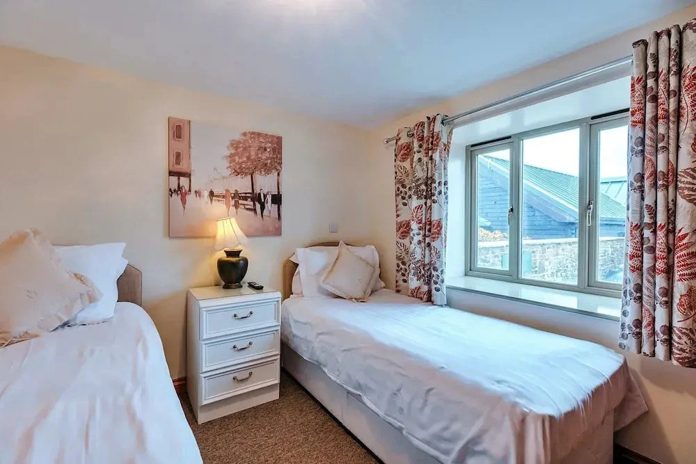 Cottage in Norton With Tennis Court & Patio