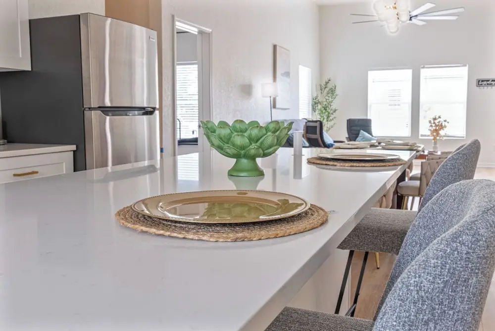 Bright and Clean 3 Bedroom Near Fun Riverwalk!