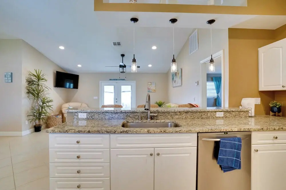 Pool & Outdoor Bar: Cape Coral Home