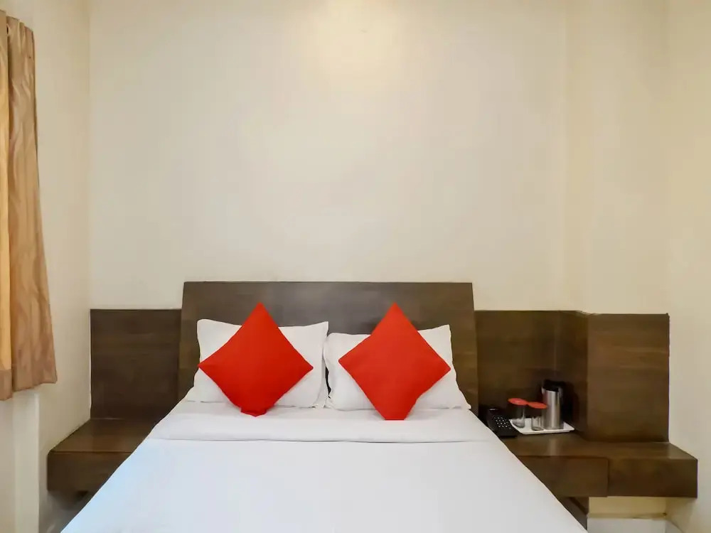 OYO 2453 Hotel Mangesh Plaza