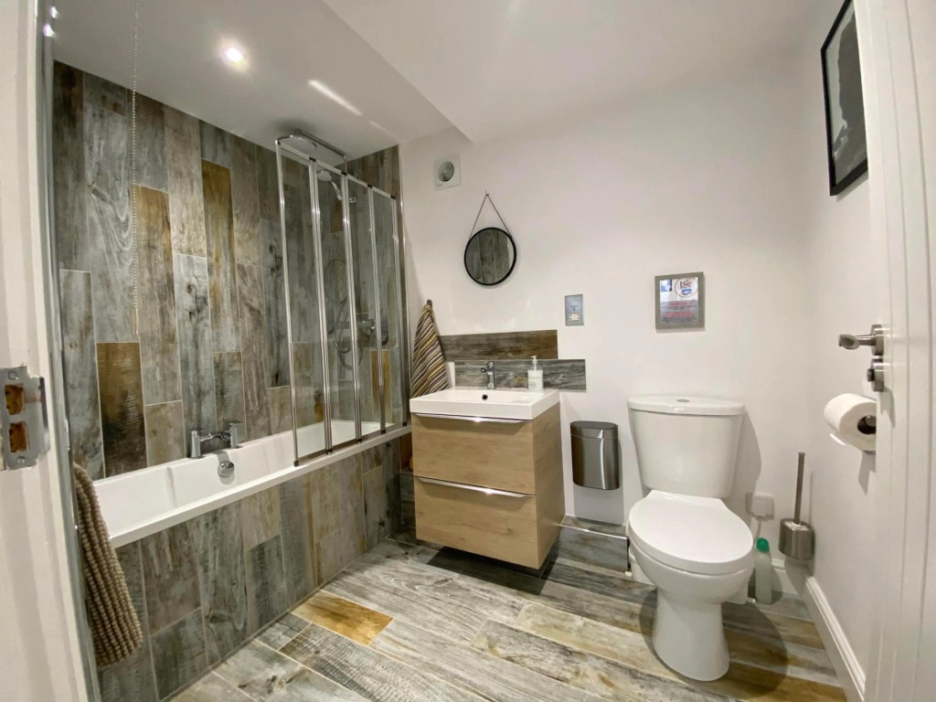 Two Sails - Spacious, Stylish, Unique, Parking, High Speed Fibre Broadband, Over 280 channels including Sky and BT Sports, Sky Cinema plus more