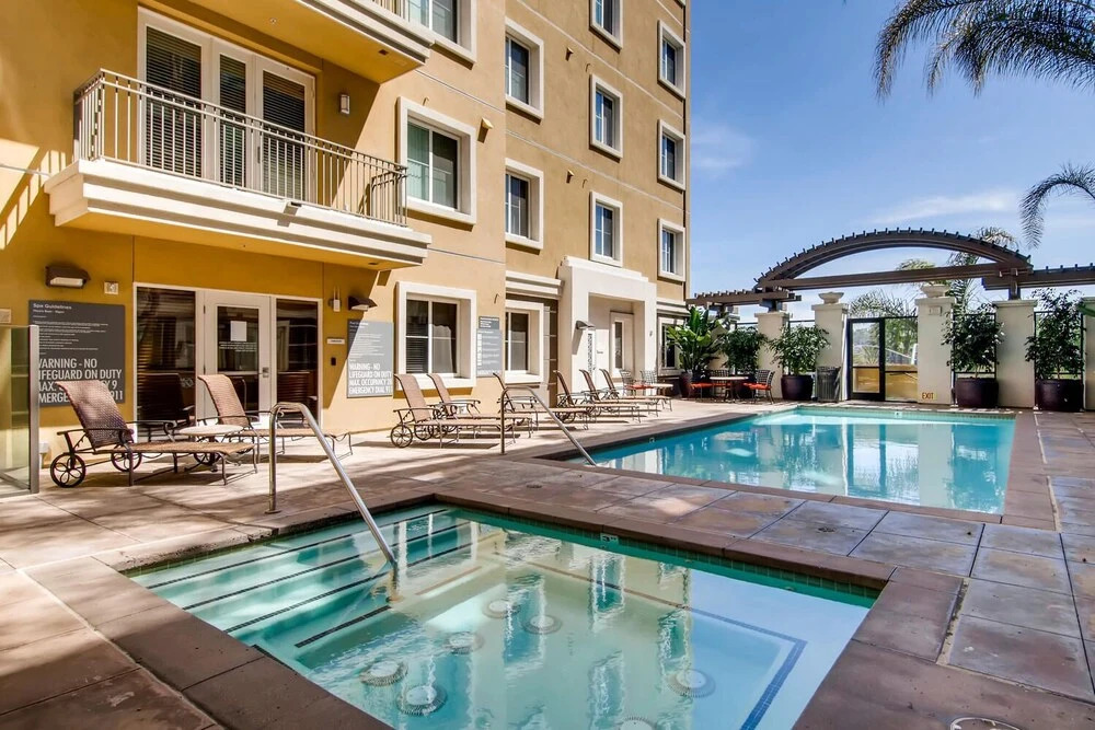 (70% off) - San Diego Top Location Work Or Fun 2BR/2.5 Bath - Pool, Gym, & Free Parking (FV10)