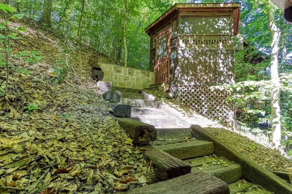 ER96 - Squirrels Leap - Great Location! Close to Town! cabin