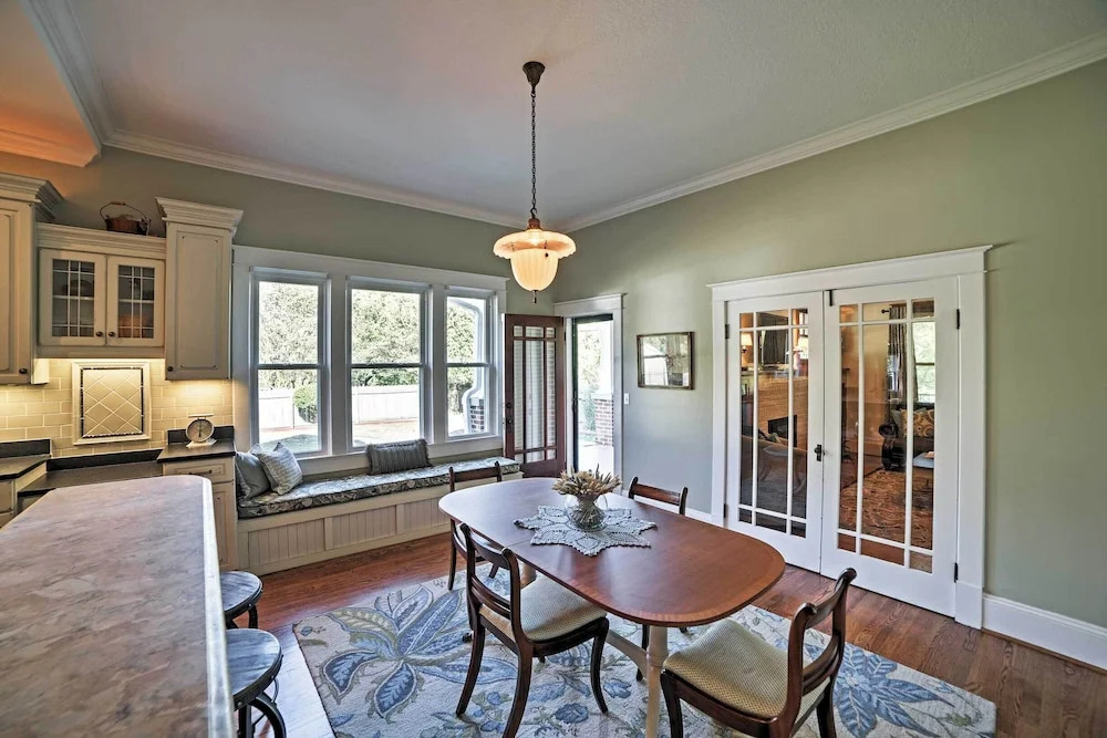 Spacious & Stunning Cleveland Getaway on 1 Acre