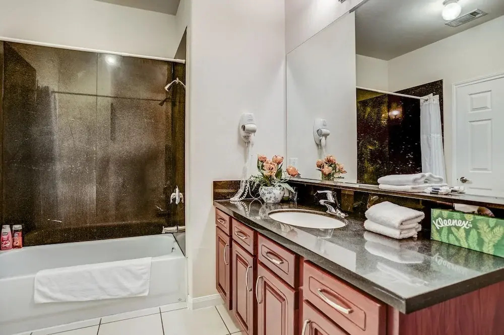 Villa Laverne 3 Bed Room Suite Furnished Condos