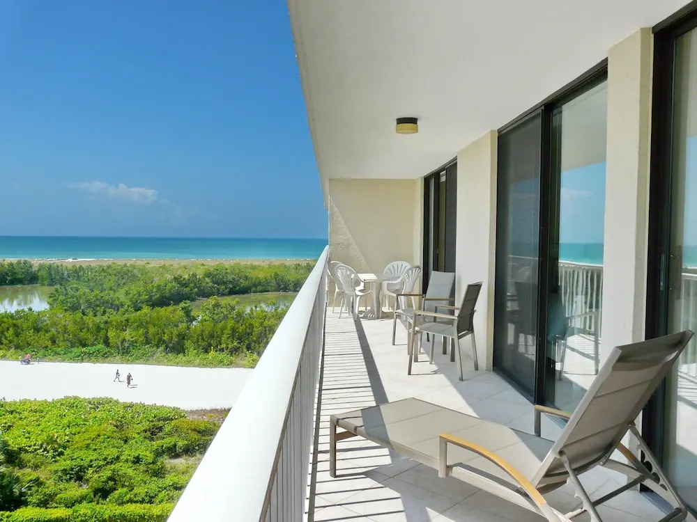 Inviting Condo on Beach With Pool and Tennis Courts