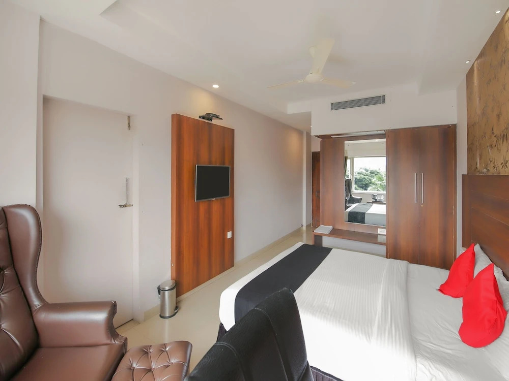 Capital O 18430 The Dawn Hotel