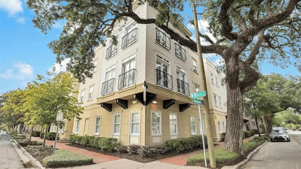 2 Units w/ Free Parking Walkable Historic District The Juliette by Avantstay