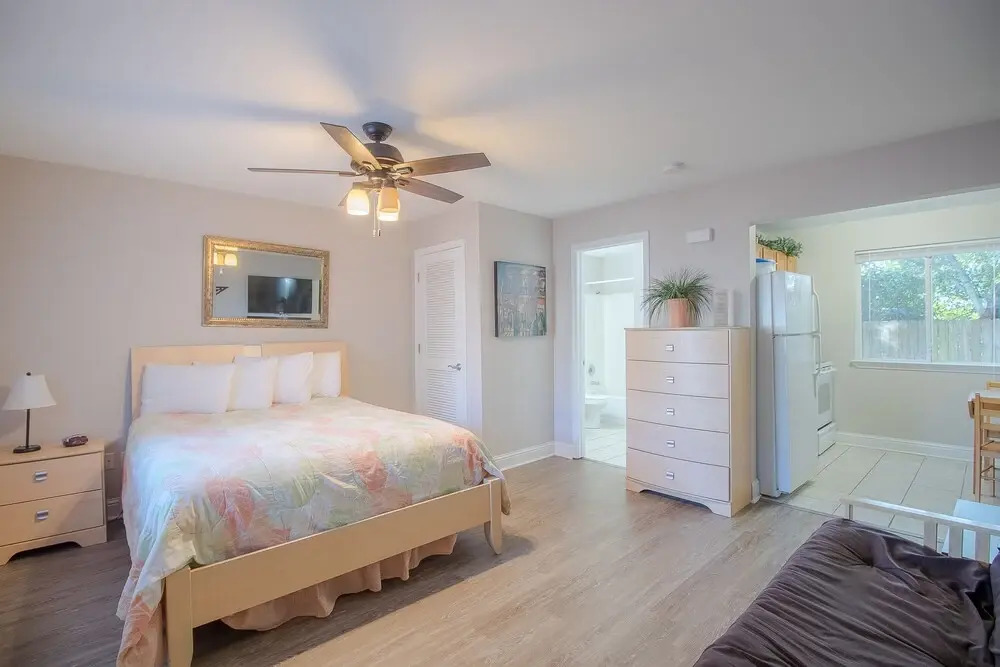 Oak Shores-Oak Shores Studio 56