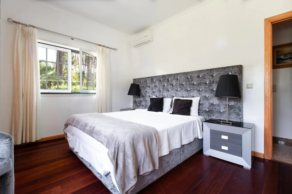 Aroeira Villa Sleeps 10 with Pool