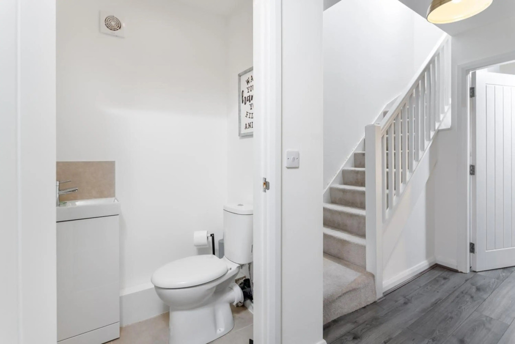 Air Host and Stay - Beautiful new build 3 bedroom house sleeps 8 minutes from LFC 21