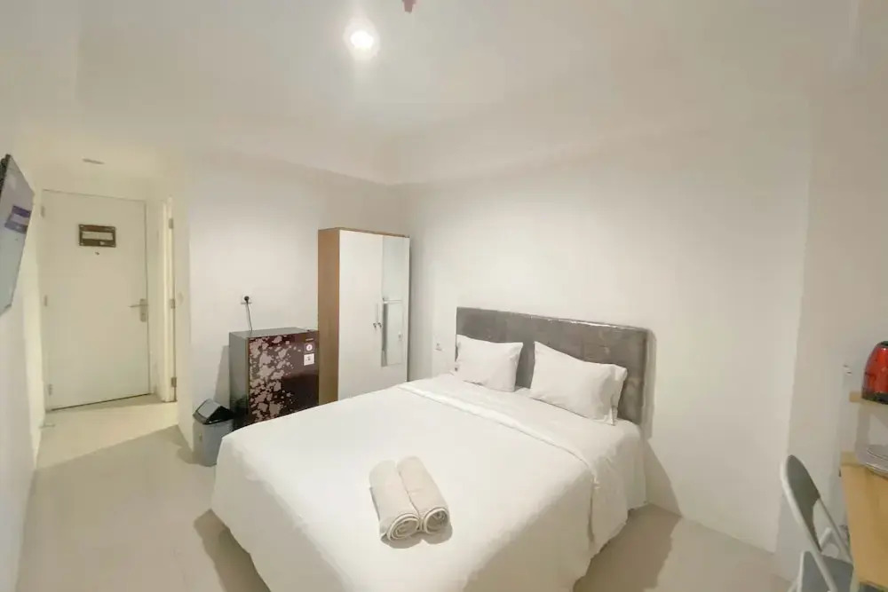 Simple White Accent Studio At Apartment Paltrow City