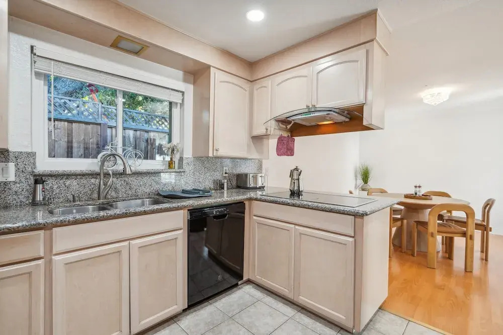 Spacious Mountain View Duplex In Prime Location 3 Bedroom Duplex