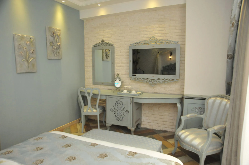Ayna Hotel
