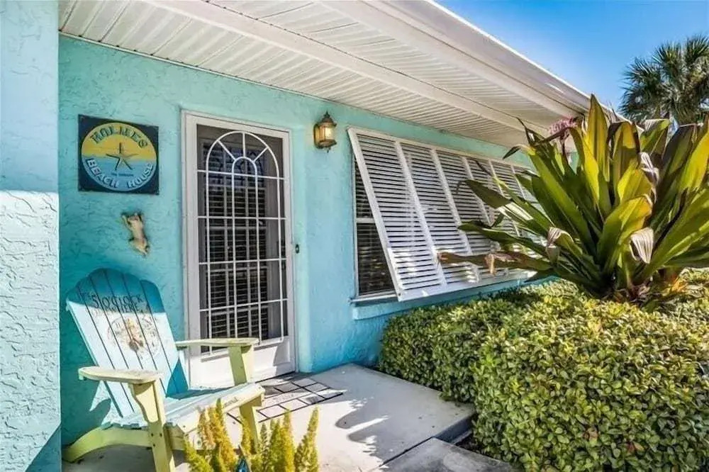 Debby's Place 3 Bedroom Home by RedAwning