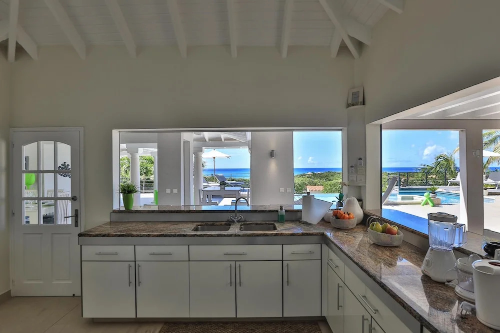 Walk to the Beach! Fabulous Villa With Huge Heated Pool, AC, Free Wifi, Ideal for Groups