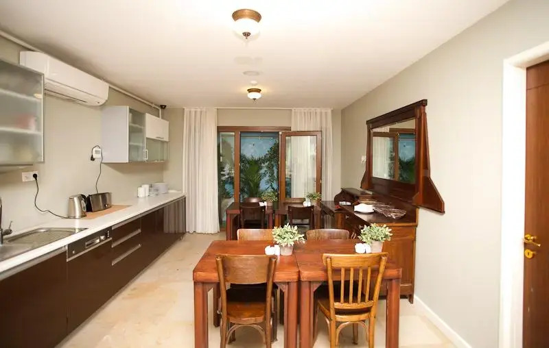 Mono Suites