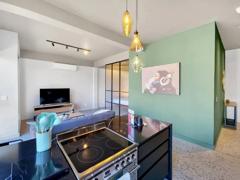Stylish Studio Apartment with Rooftop Pool