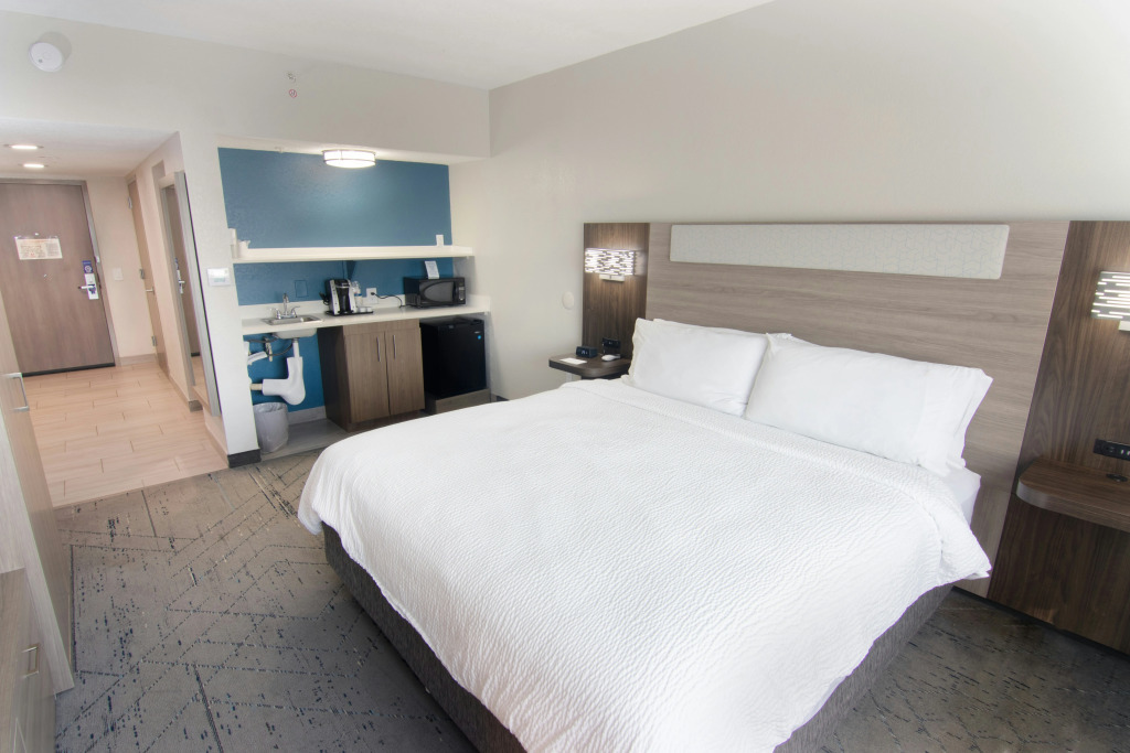 Holiday Inn Express and Suites Fort Lauderdale Airport West by IHG