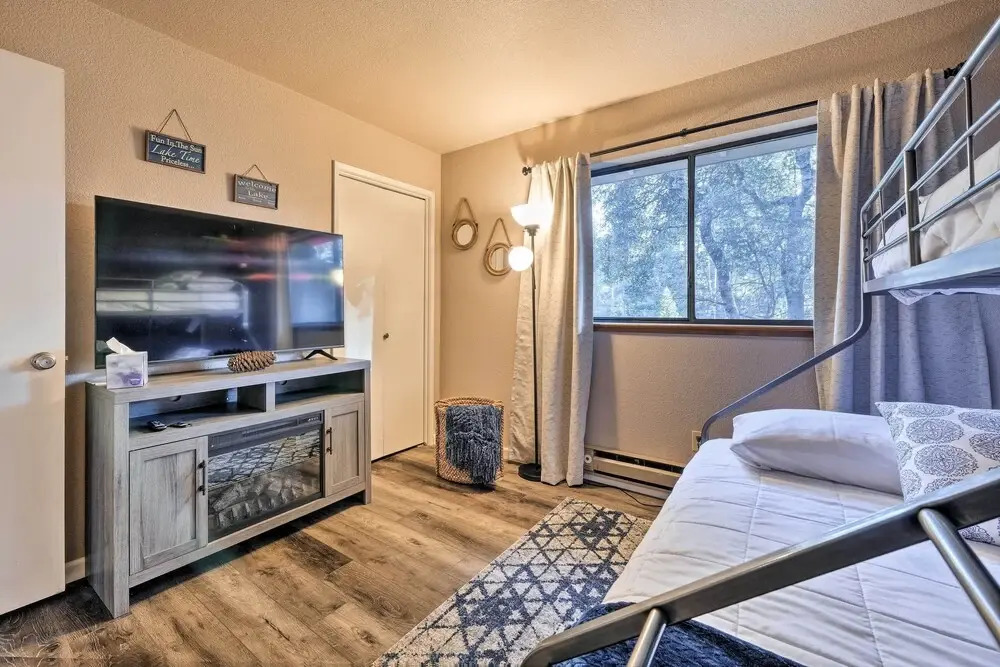 Lakeside Groveland Home w/ Hot Tub, Near Yosemite