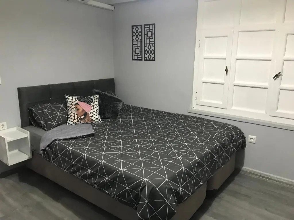 Lovely studio in excellent central location 1 min walk to beach with air/con