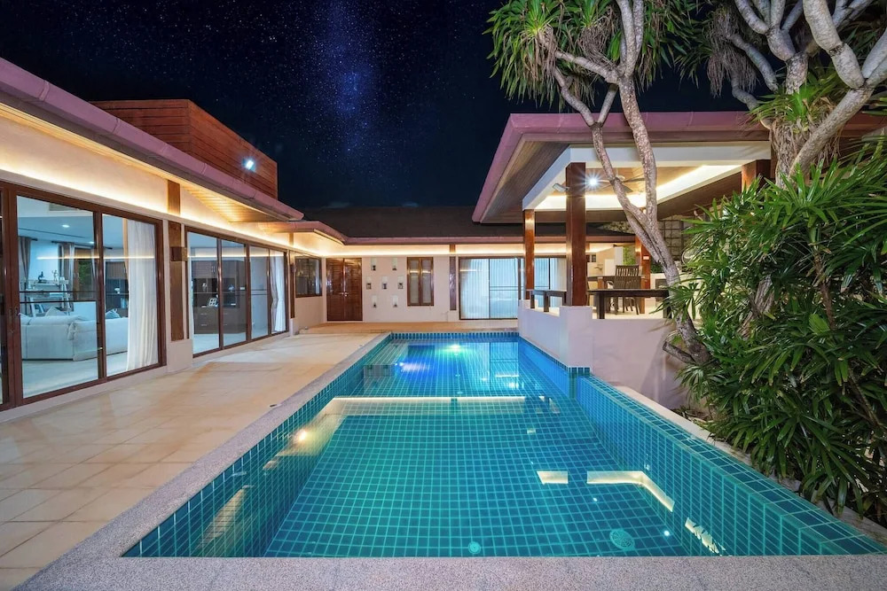 Spacious Private 4 BR Villa With a Working Office