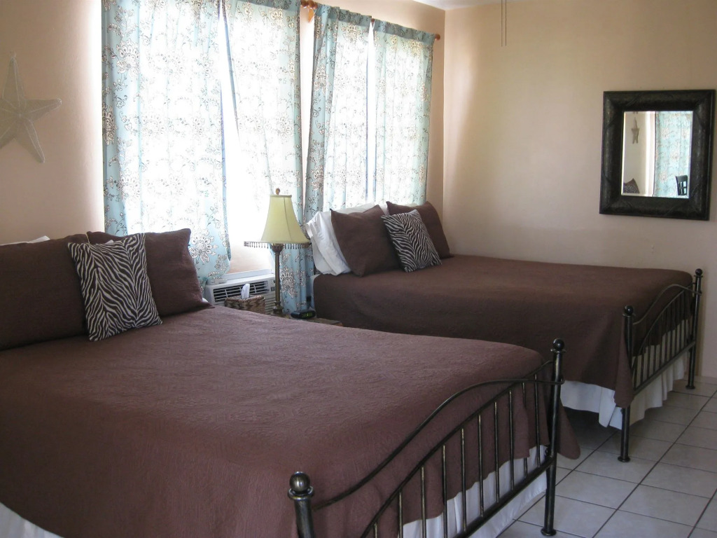 Lazy Parrot Inn