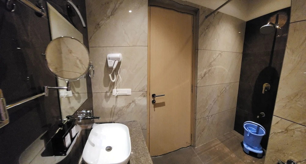 OYO 10323 Hotel Gorbandh